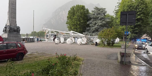 Ruota Panoramica Lecco cade a seguito di una tempesta - VIDEO